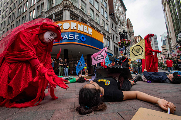 Red Rebel Brigade es una compañía artivista internacional que se dedica a visibilizar la crisis ambiental global. |AFP