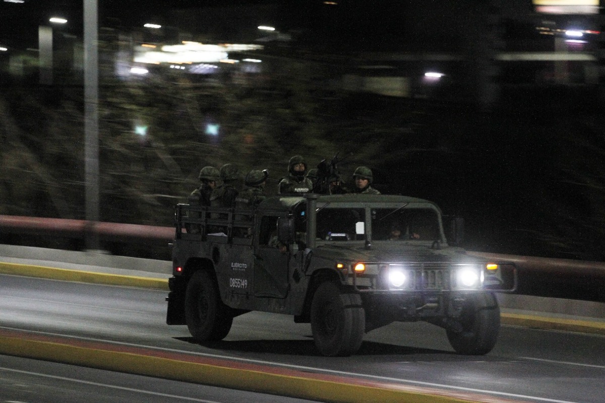 Los soldados tienen como misión colaborar con las autoridades de Nuevo León en la detención de integrantes de la delincuencia organizada. Foto: Robert