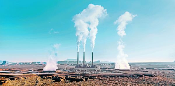 Vista de una planta atómica que genera electricidad en el entorno rural. Shutterstock