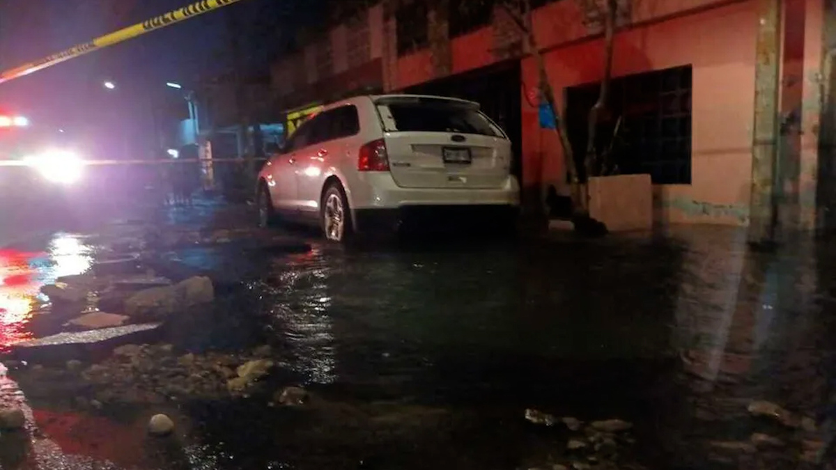 Agua y Drenaje de Monterrey estima 14 viviendas con daños por macrofuga