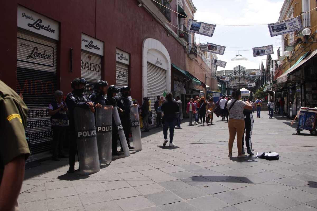 Ambulantes se retiran de la calle 5 de mayo | Melanie Torres