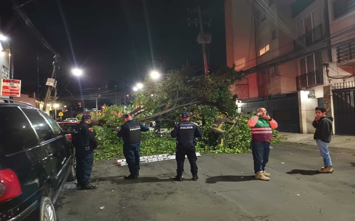 Bomberos y policías de la CdMx auxiliaron a los vecinos de la zona. | Liset González