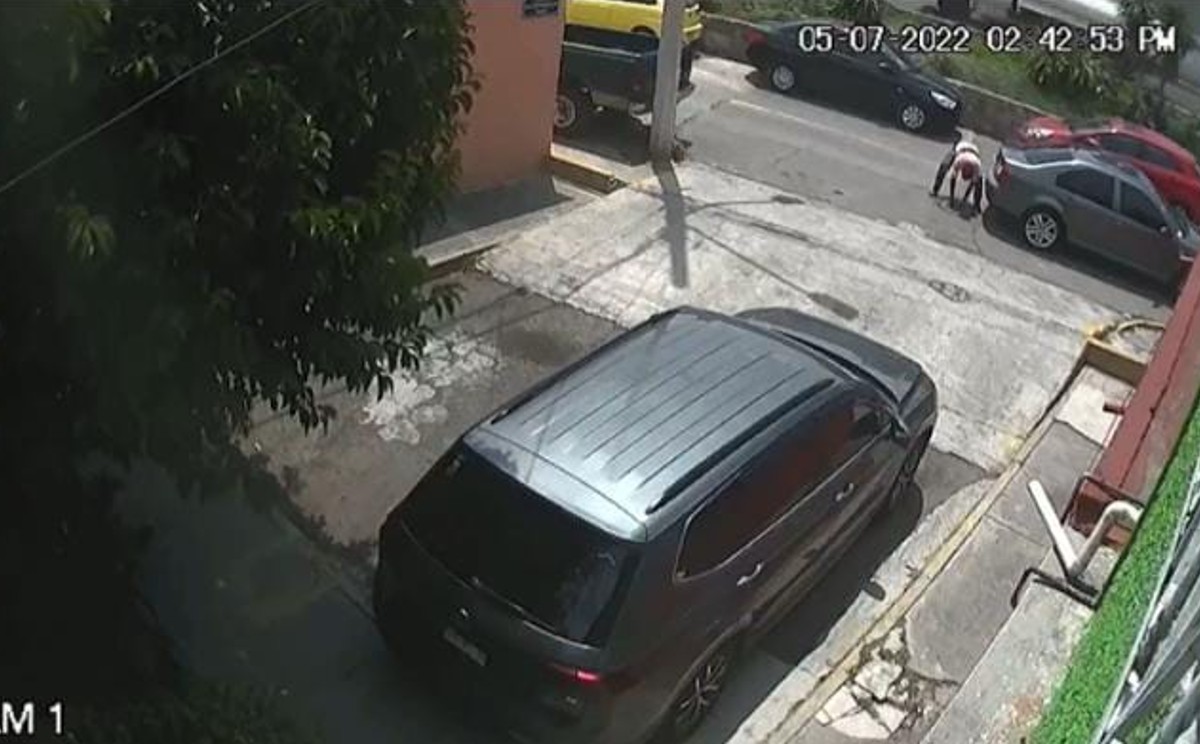 "Cámaras de seguridad grabaron al presunto responsable de robo, quitando una coladera a plena luz del día" | Especial.