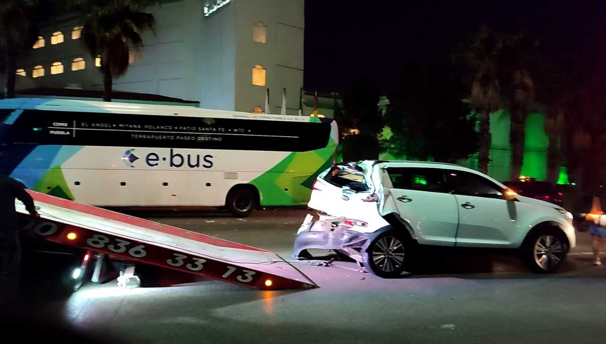 Camión de E BUS choca contra vehículo particular en Atlixcáyotl | Alfredo Fernández