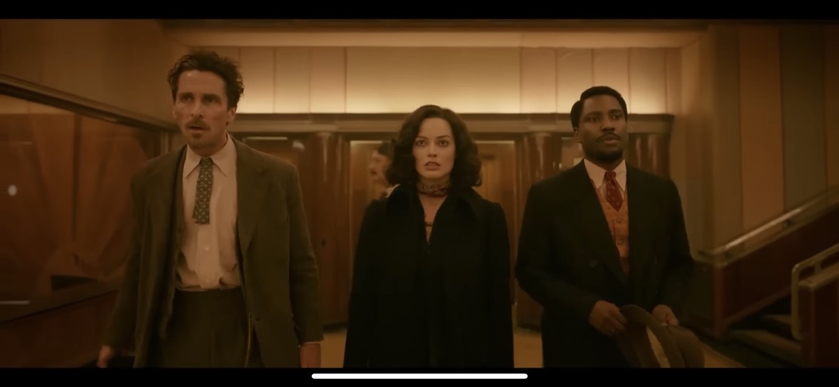 Christian Bale, Margot Robbie y John David Washington.