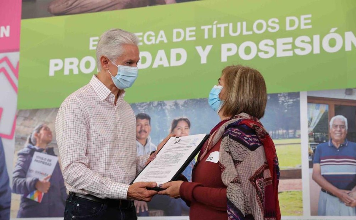 En Coacalco el mandatario mexiquense entregó mil documentos a familias de municipios del Valle de México. (Especial)