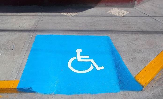 Las multas serán para quienes invadan rampas de discapacitados entre otros lugares prohibidos. (Especial)