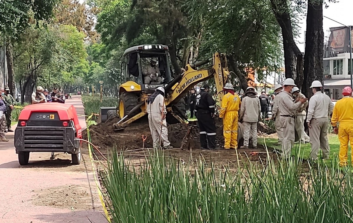 La toma fue hallada en el camellón de la avenida Camarones. | César Velázquez