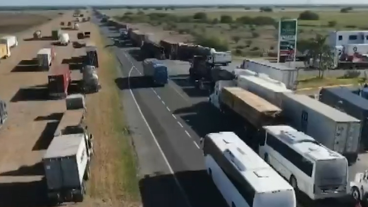 Tras más de 12 horas, continúa bloqueo en carretera Victoria-Monterrey
