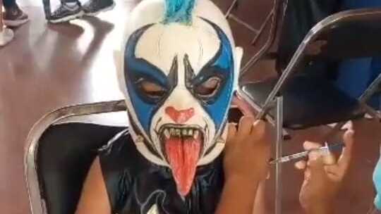 Miguel Ángel Carrasco Echeverría acudió a la vacunación contra covid con el traje y máscara de Psycho Clown.