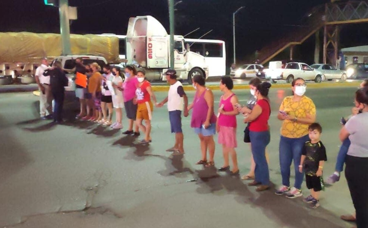 Vecinos bloquean avenida de la Industria en Altamira; señalan que tienen días sin luz.