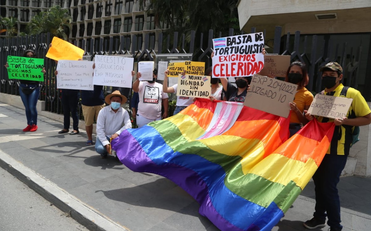Asociación México Igualitario realizó una manifestación al exterior de los Juzgados de Distrito. (Yazmín Sánchez)