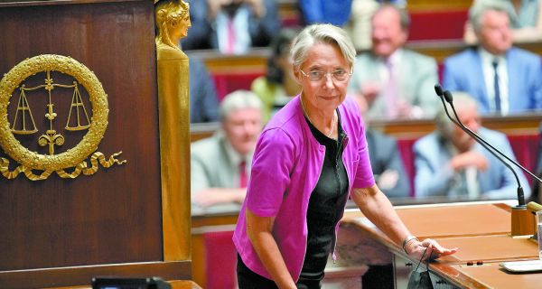 La primera ministra, Elisabeth Borne, llega para pronunciar un discurso en la Asamblea Nacional. Christophe Ena/AP