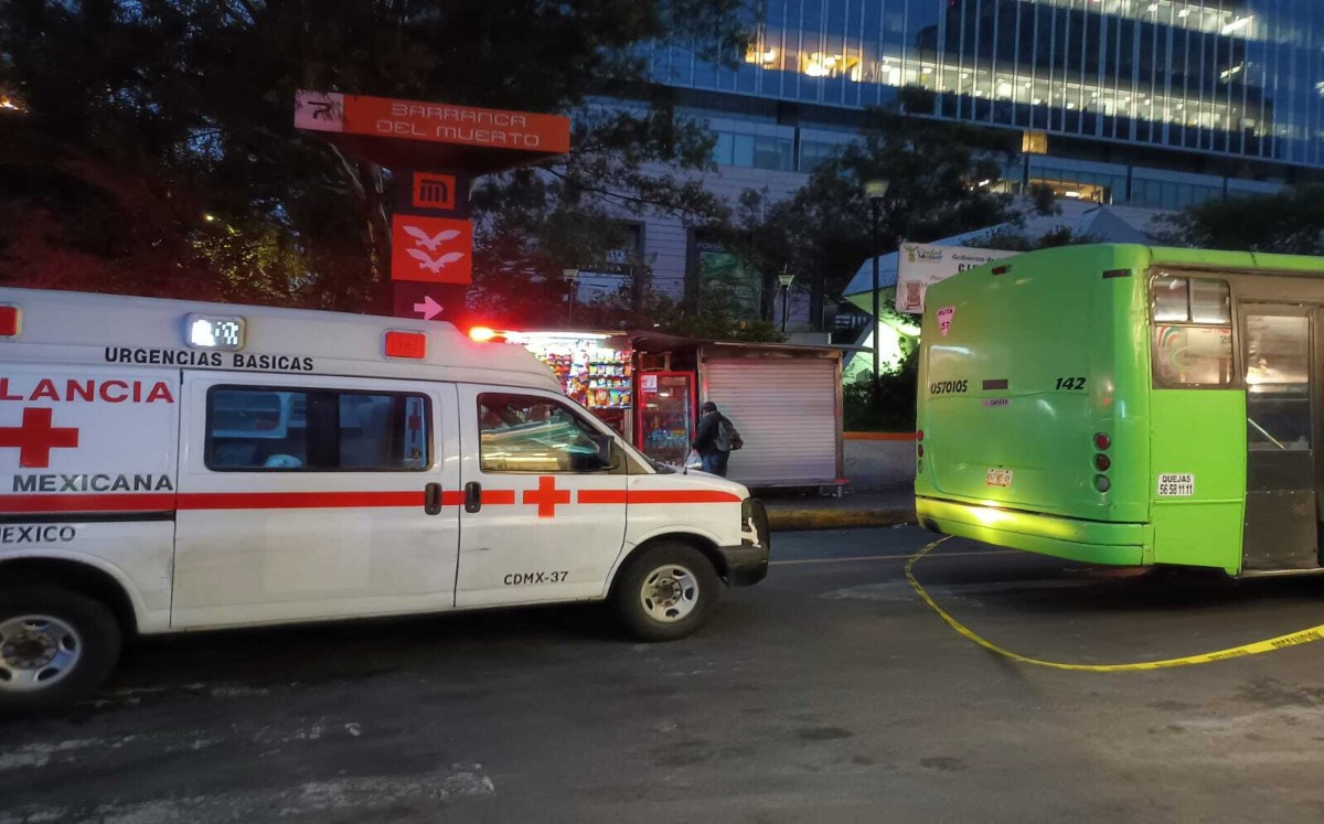 Paramédicos de la Cruz Roja tuvieron que estabilizar a la mujer antes de trasladarla al hospital. | Liset González