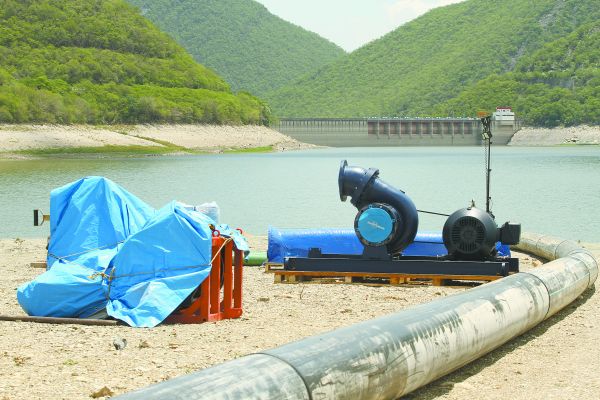 La situación llevó a que también se pongan bombas de extracción en la presa La Boca. R. Alanís