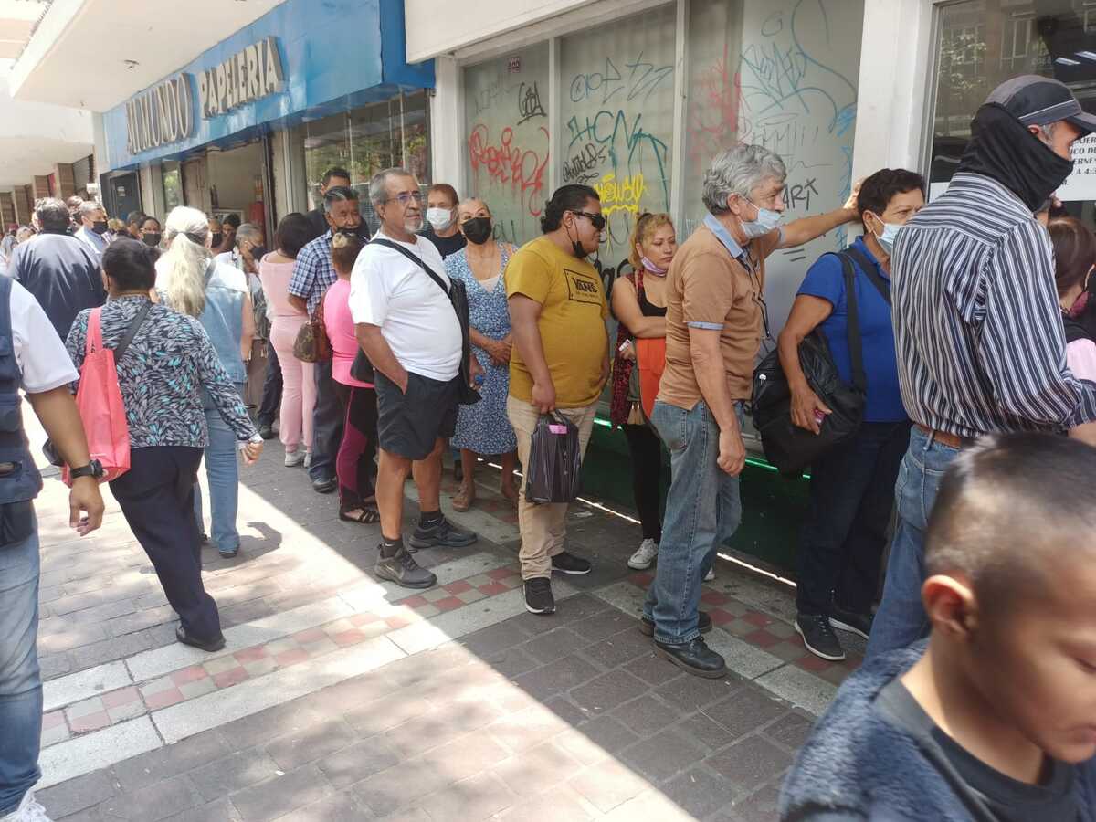 Adultos mayores acuden a la sucursal del Banco del Bienestar en Guadalajara (Josefina Ruiz)