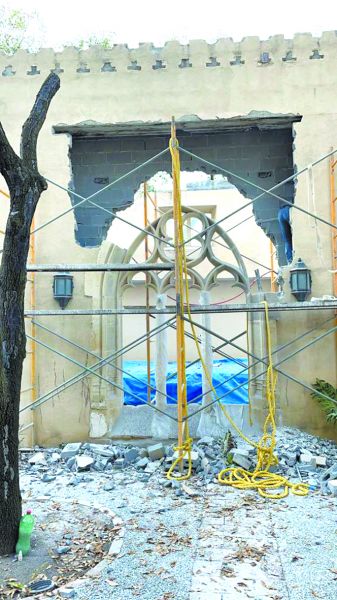 La casa ya carece de ventanales y sus cristales. ESPECIAL