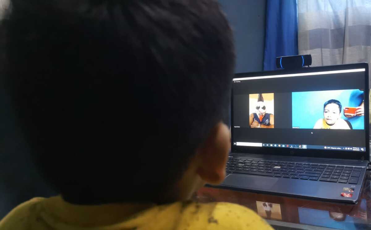 Miguel Ángel Carrasco Echeverría, el niño que acudió a la vacunación contra covid con la máscara de Psycho Clown, conoció al luchador. (Carlos Abad)