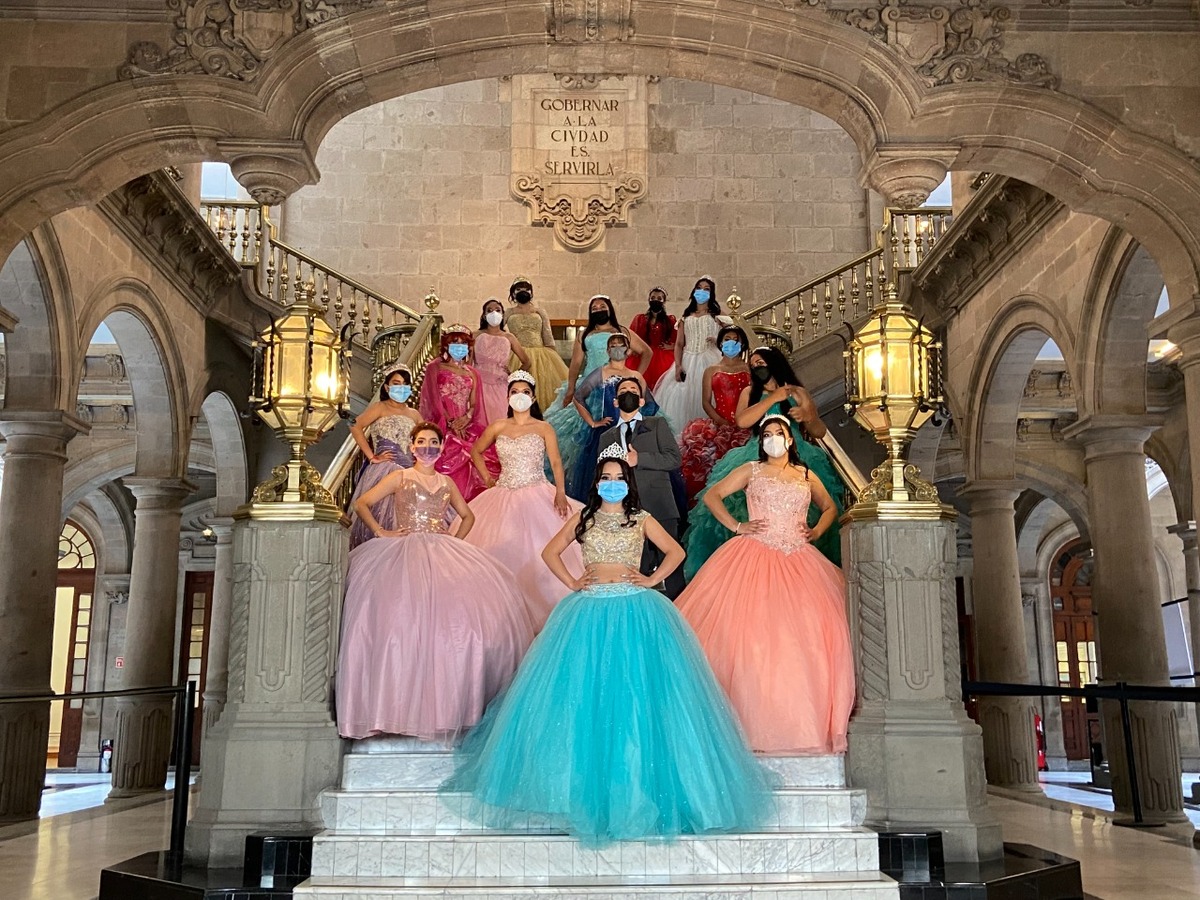 17 mujeres y un hombre tuvieron su tradicional fiesta de XV años