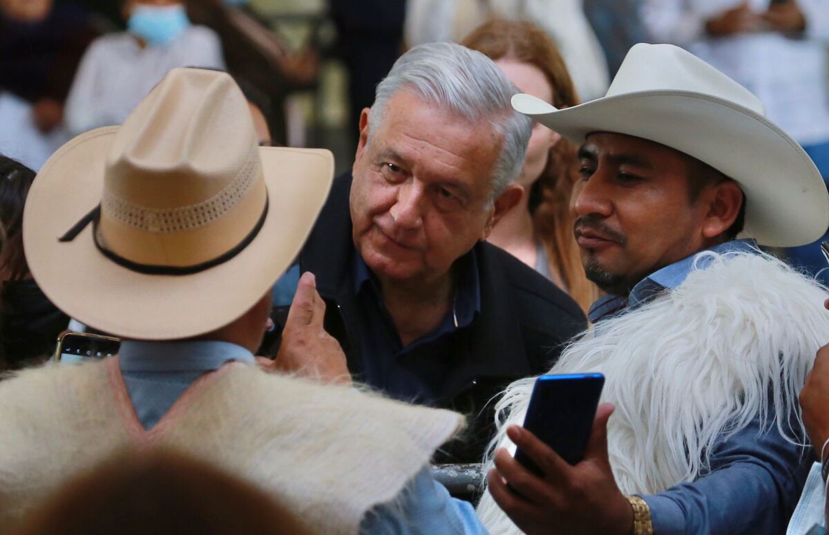 https://cdn.milenio.com/uploads/media/2022/07/09/amlo-con-el-pueblo-chiapaneco.jpeg