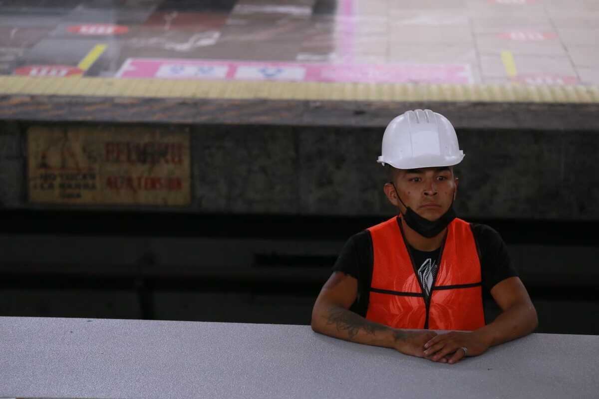 Trabajadores en estación Balderas del Metro de CdMx. (Octavio Hoyos)