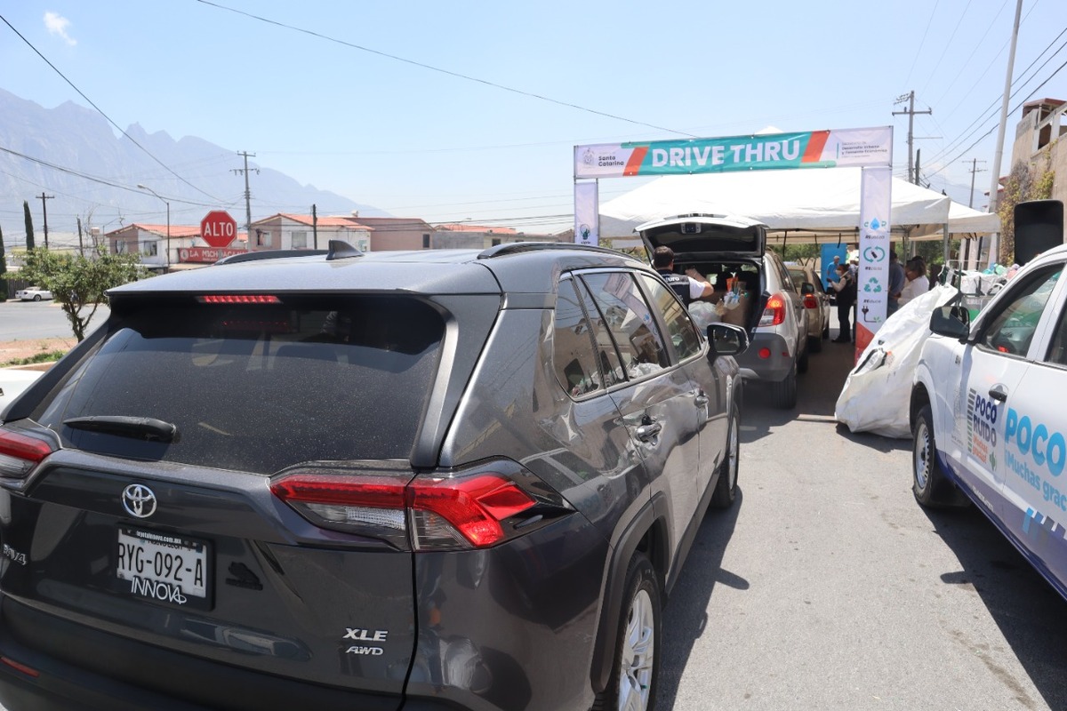 Abarrotan drive thru del reciclaje en SC; recolectan 10 toneladas de material. Foto: Especial