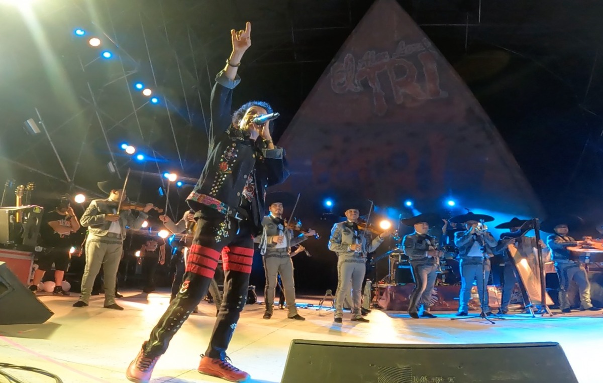 Alex Lora tocó junto al mariachi. (Enrique Vázquez)