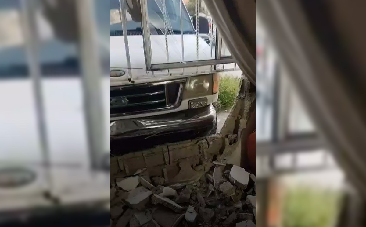 Conductor provoca choque múltiple; hasta afectó la sala de una casa. (Especial)