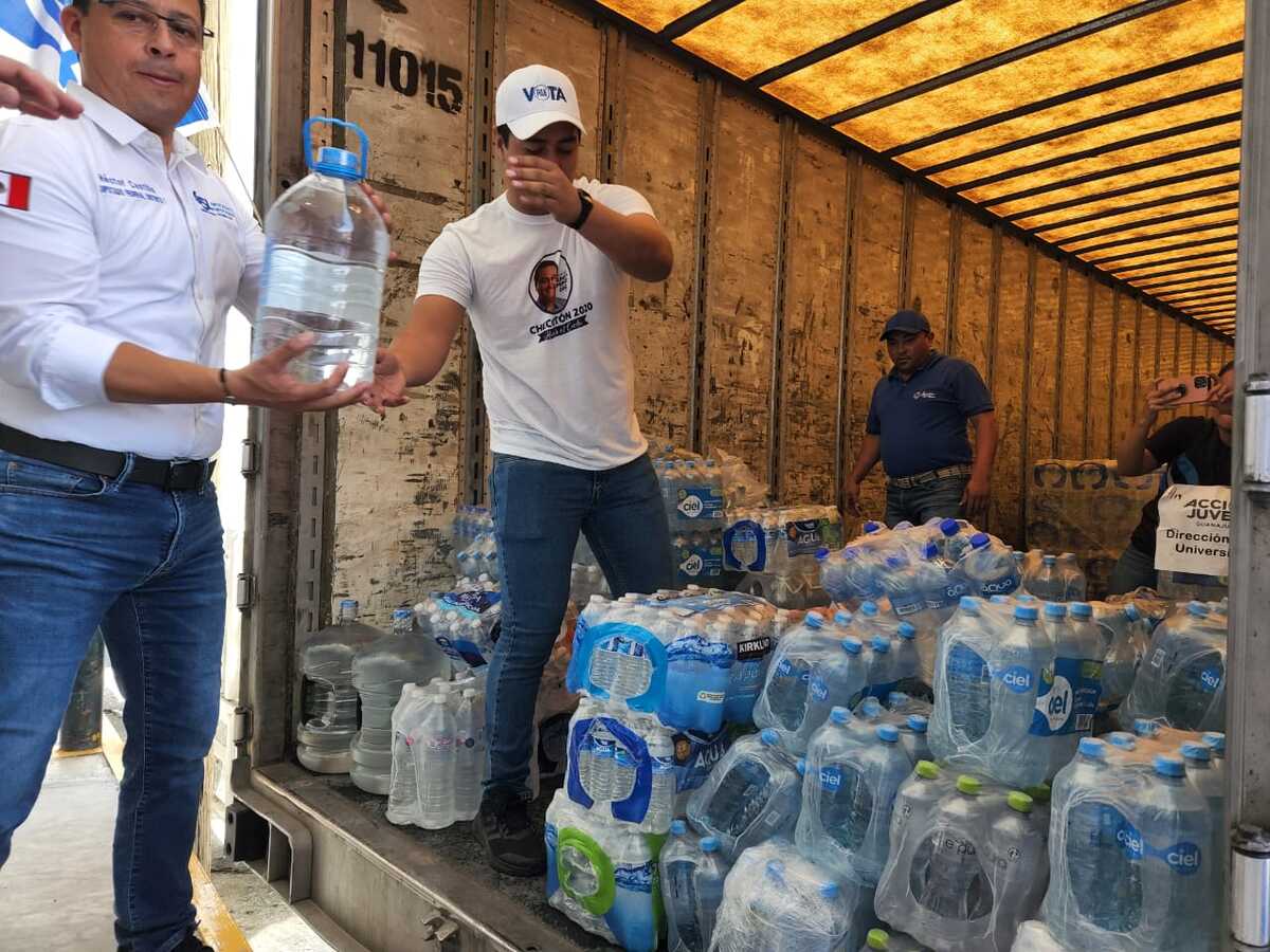 Dona Guanajuato tráiler con botellas de agua potable a Nuevo León. Foto: Especial