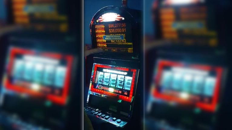 La fotografía tomada a la máquina al interior del casino. | Foto publicada en TN