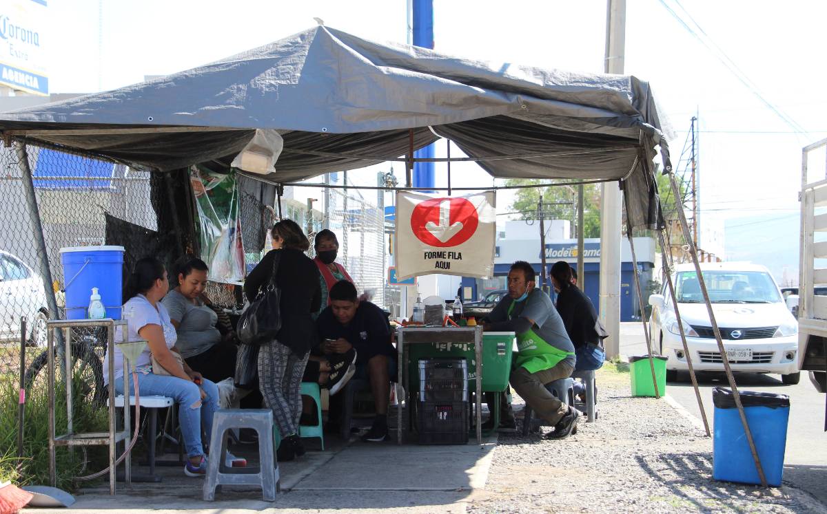 Negocios en León obstruyen banquetas y vías sin ser sancionados / Dany Béjar