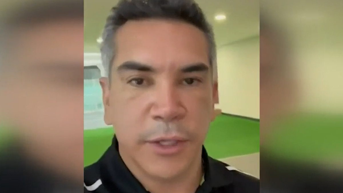 Retienen a Alejandro Moreno en el AICM por supuesta alerta migratoria; acusa persecución