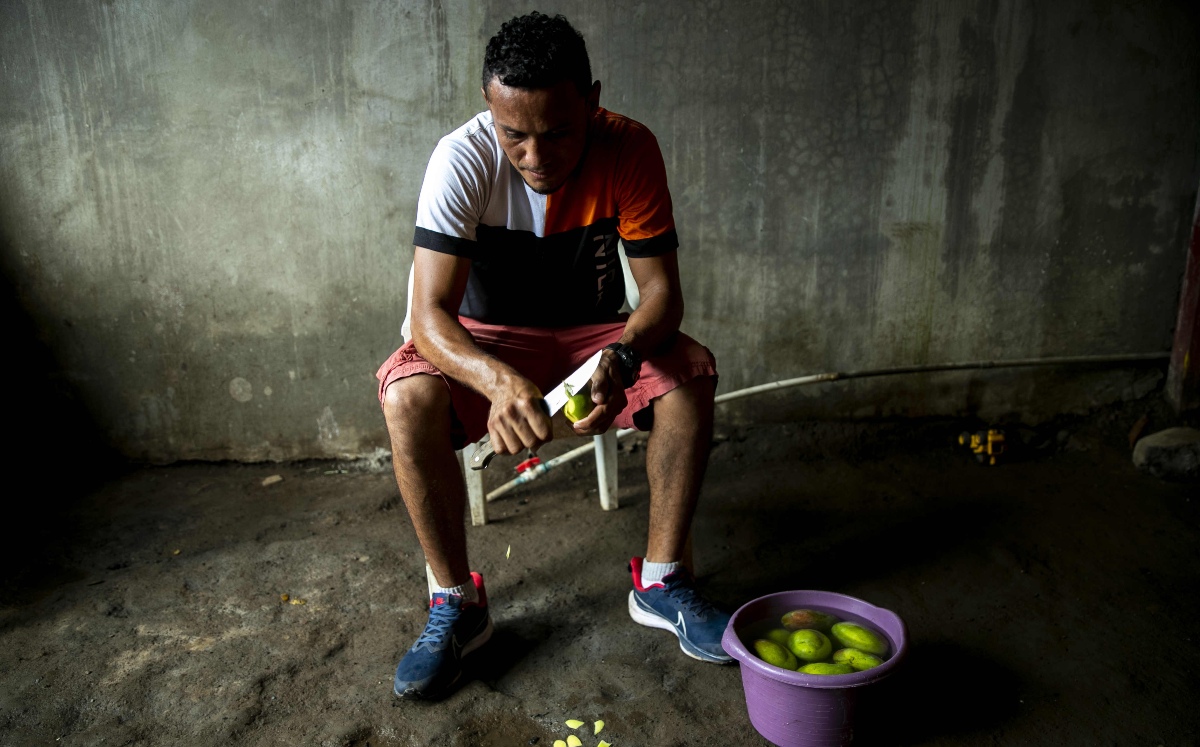 El boxeador nicaragüense Alexander Mejía vende frutas (EFE)