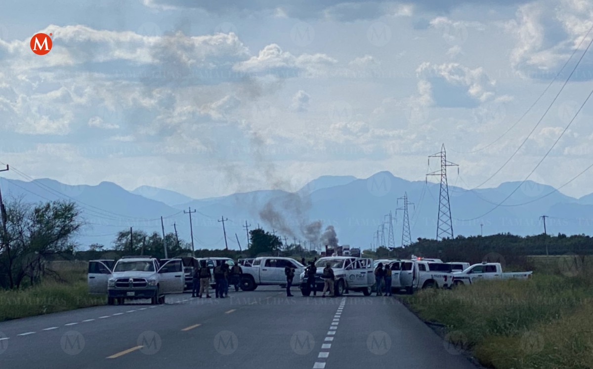 Elementos de la Fiscalía de Justicia de Tamaulipas mantienen bloqueada la carretera. (Antonio Hernández)