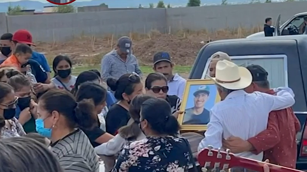 Entierran a joven ejecutado por "El Chueco" en Chihuahua