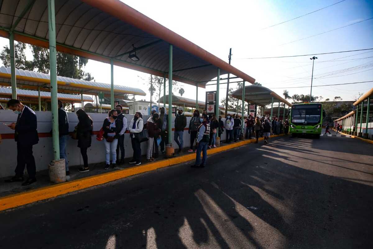Fila de personas en espera del transporte alterno para llegar a Balderas y estaciones de la línea 1 | Araceli López