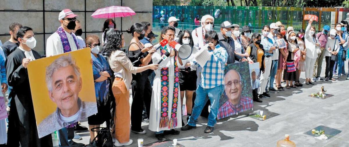 Jesuitas en la Estela de Luz: “Ahora nos tocó a nosotros traer a nuestros muertos”. Cuartoscuro