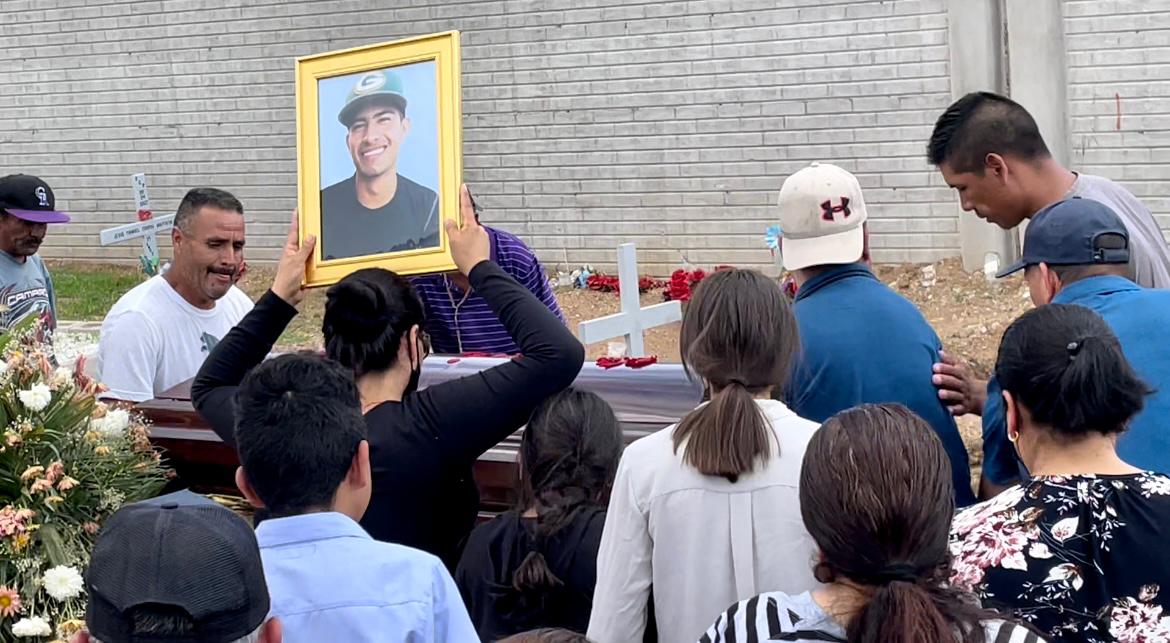 El joven de 22 años fue despedido entre canciones de Ramón Ayala y Los Cadetes de Linares.
