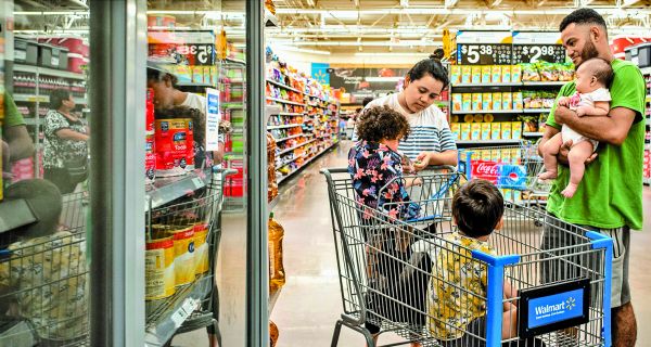 Las familias sufren con productos caros. AFP