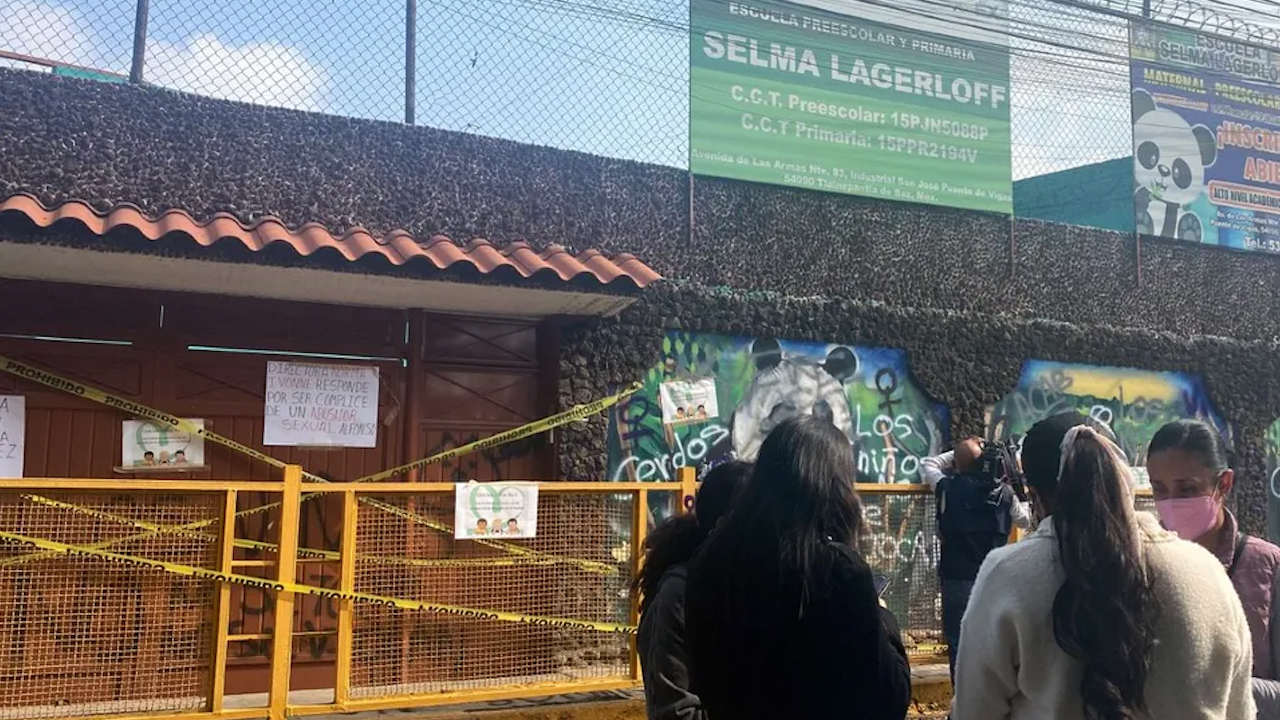 Manifestantes rayan muros de colegio en Tlalnepantla por denuncias de abuso sexual