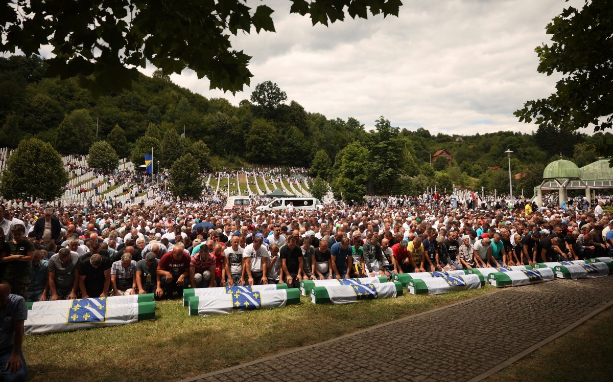 Miles se reunieron para conmemorar el aniversario de la masacre de Srebrenica de 1995, (AP)