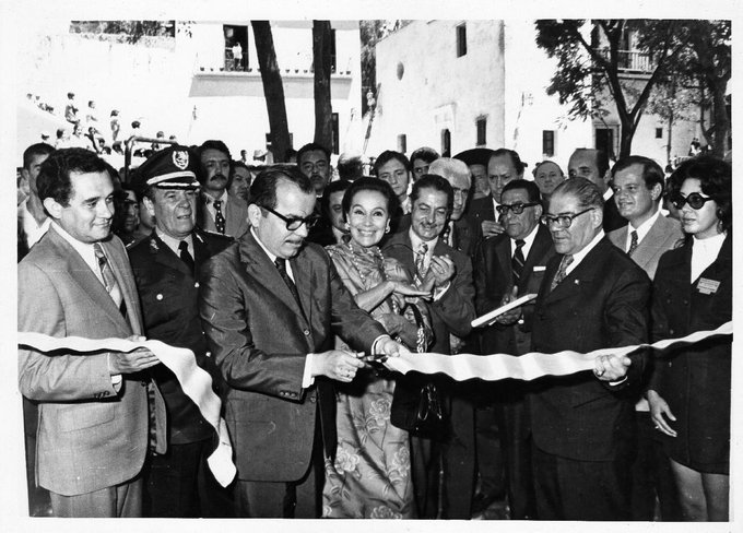 El representante de Luis Echeverría, Agustín Olachea Borbón, en 1972 en la inauguración del Cervantino, al lado de Dolores del Río. (Foto: Especial)