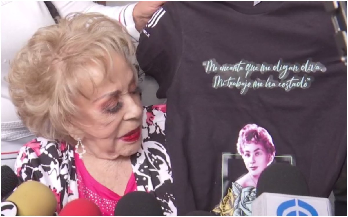 Silvia Pinal recibió una placa por su trayectoria en la XEW