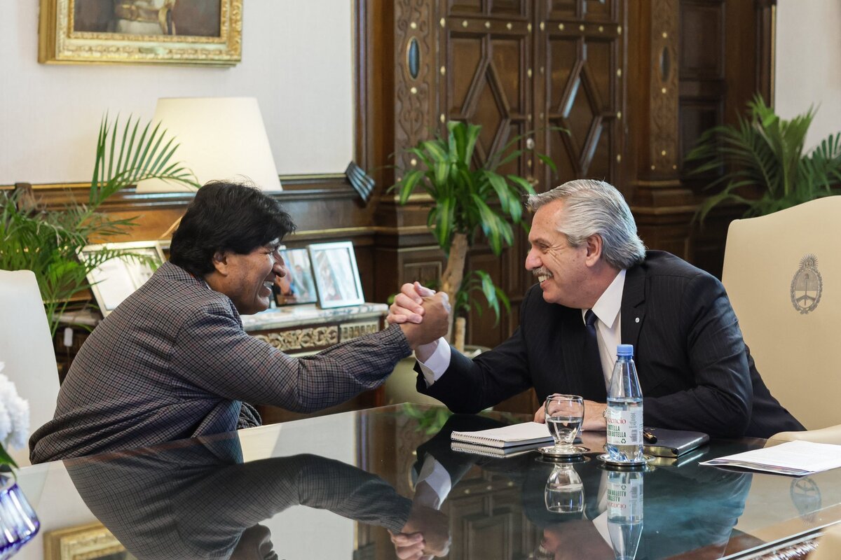Alberto Fernández, junto al ex presidente boliviano, Evo Morales, en reunión en las Casa Rosada. (Twitter)