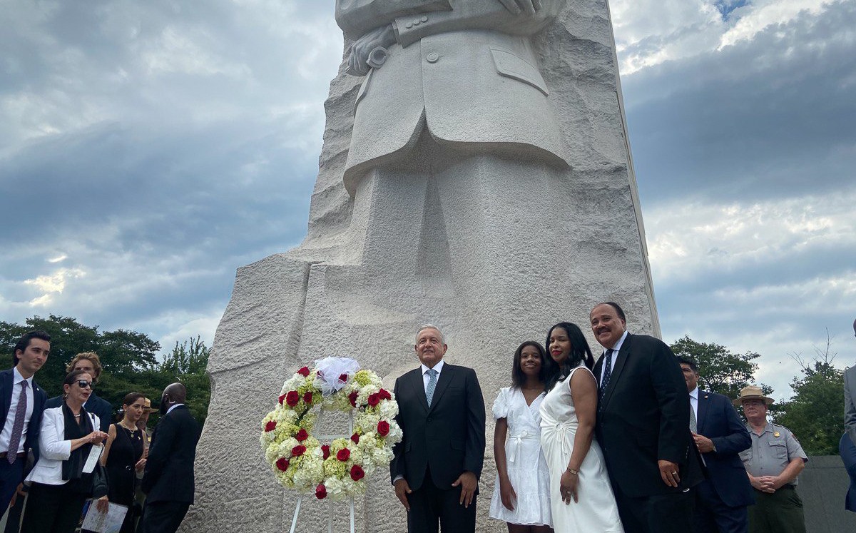 AMLO improvisa mitin con migrantes en memorial de Luther King. | Especial