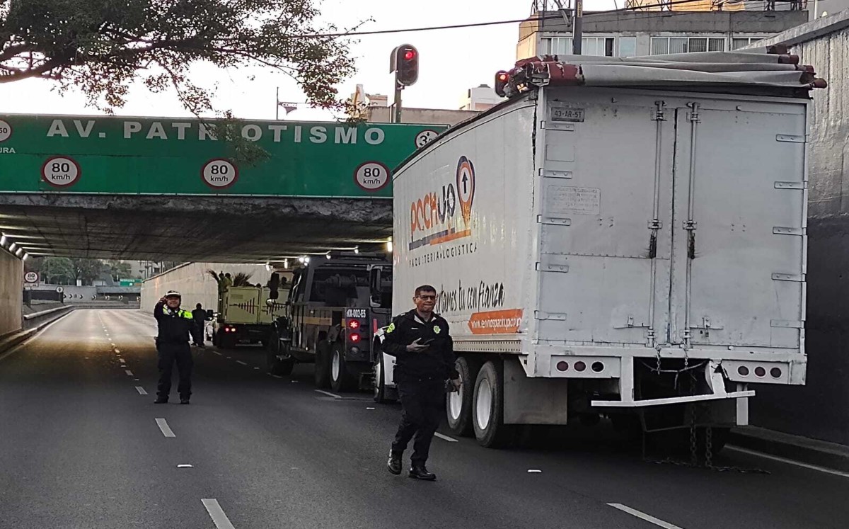 El chofer del tráiler, desconocía la altura permitida para circular por carriles centrales. | César Velázquez