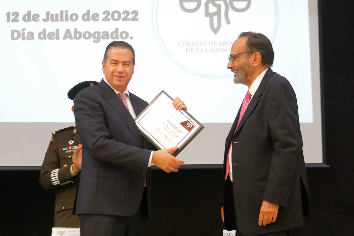 El Colegio de Abogados de la Laguna entrega presea a Ricardo Mejía Berdeja | Manuel Guadarrama