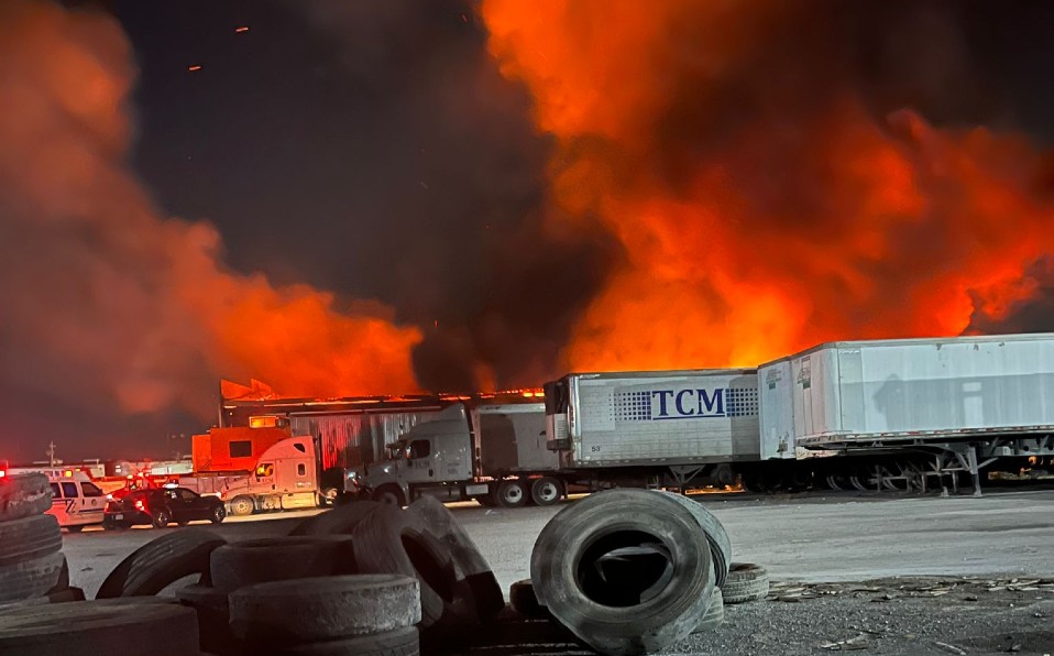 En cuestión de minutos, el fuego consumió toneladas de tarimas que estaban dentro de la bodega. Foto: Especial