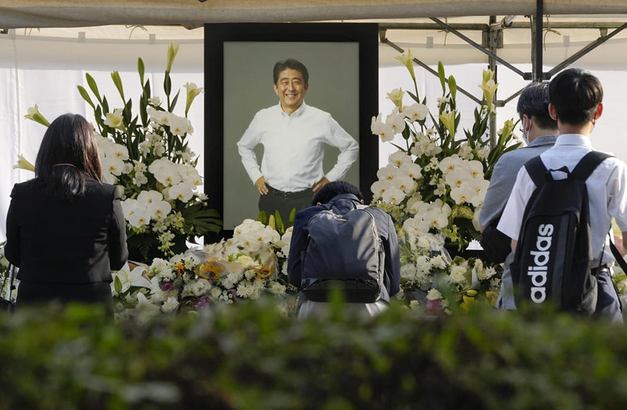 El difunto ex ministro de Tokio fue asesinado tras recibir dos disparos mientras hacía política a pie de calle | Reuters