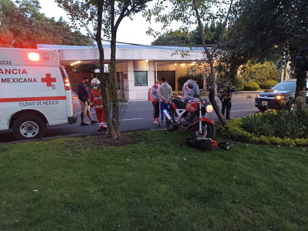 Fuerte choque entre un coche y una motocicleta dejando un herido